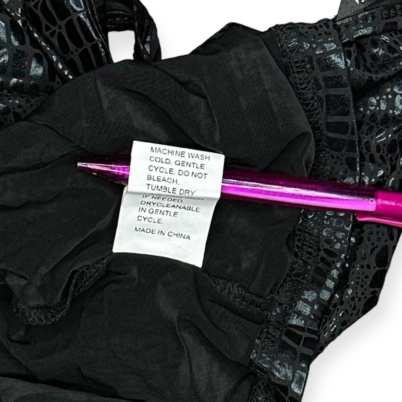 Reptile texture halter crop top - Picture 7 of 7